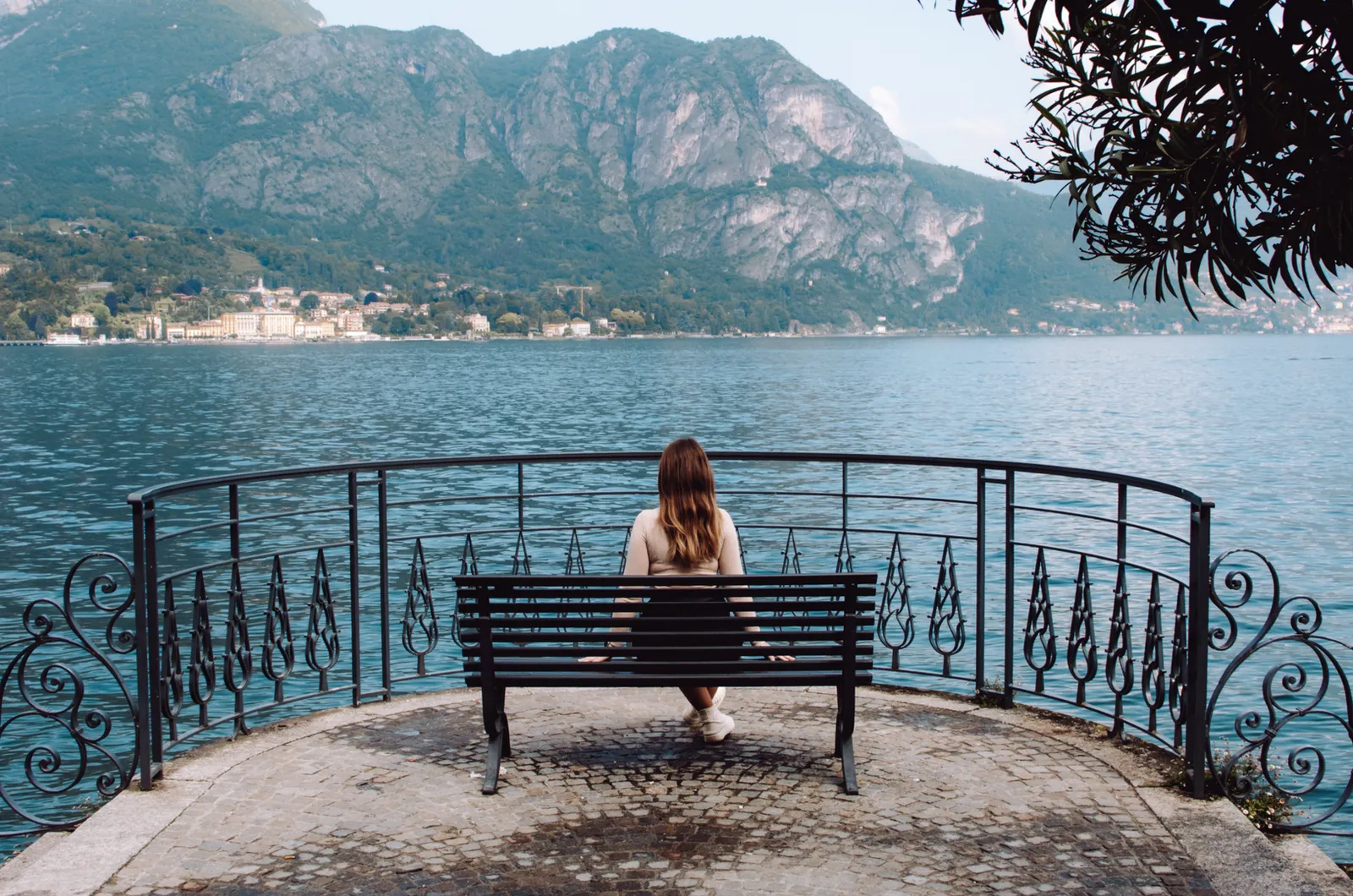 Fille assise sur un beau face au lac de Côme