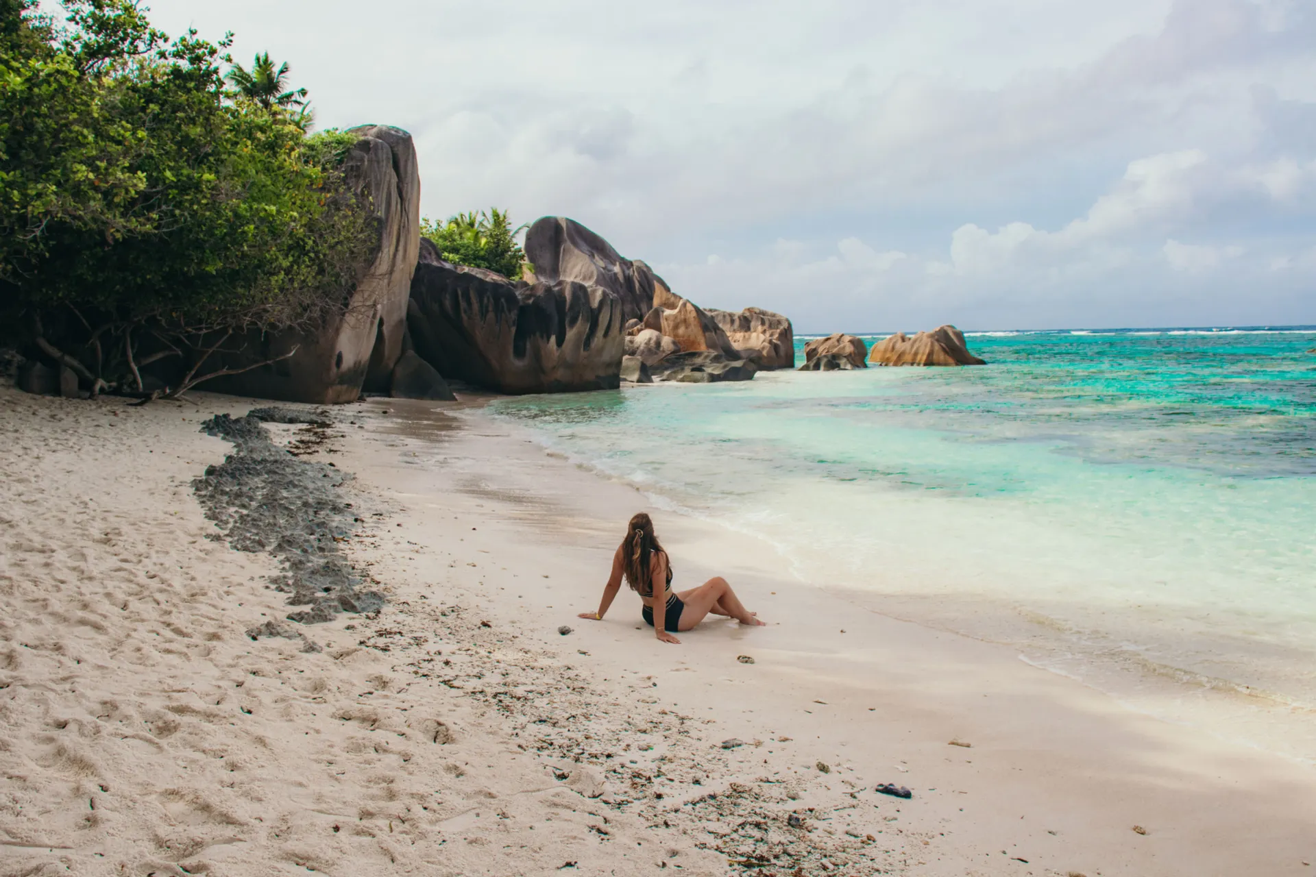 Alyssa sur la plage d'Anse Source d'Argent aux Seychelles